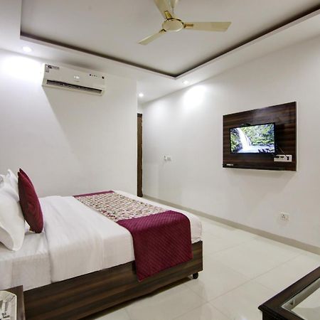 Hotel Devrana Delhi Airport Új-Delhi Kültér fotó
