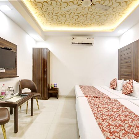 Hotel Devrana Delhi Airport Új-Delhi Kültér fotó