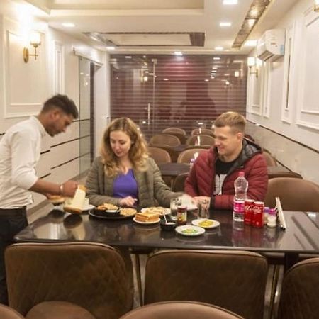 Hotel Devrana Delhi Airport Új-Delhi Kültér fotó