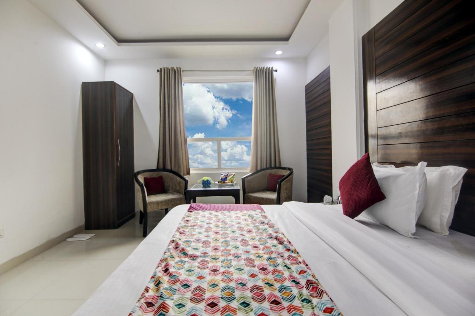 Hotel Devrana Delhi Airport Új-Delhi Kültér fotó