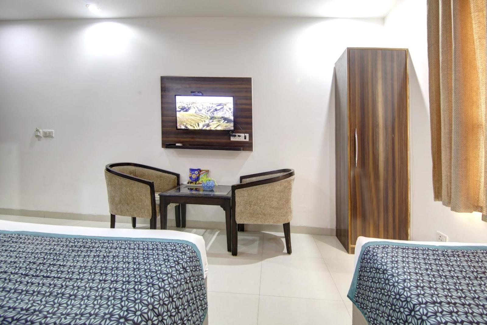 Hotel Devrana Delhi Airport Új-Delhi Kültér fotó